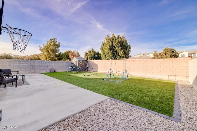 view of yard featuring a patio