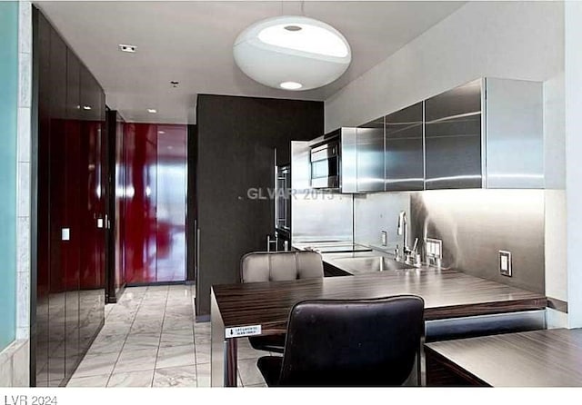 kitchen with backsplash and sink