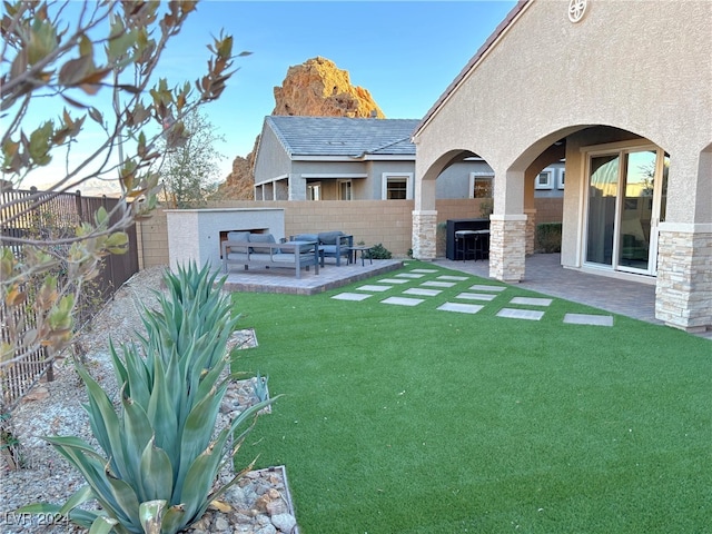 view of yard featuring a patio area