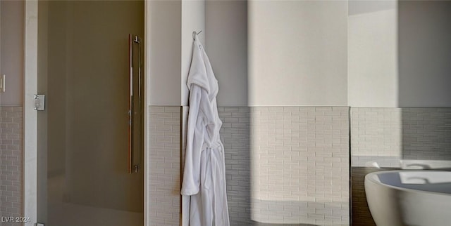 bathroom featuring tile walls