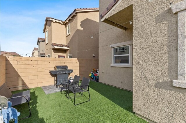 view of yard featuring a patio area