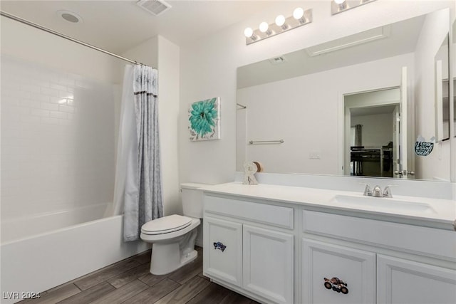 full bathroom with visible vents, toilet, wood tiled floor, shower / bath combo, and vanity