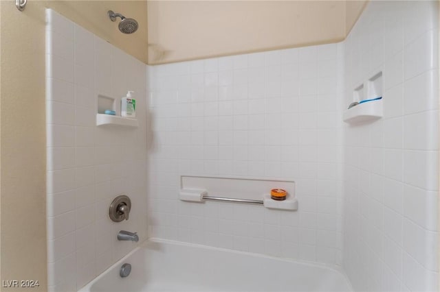 bathroom featuring tiled shower / bath combo