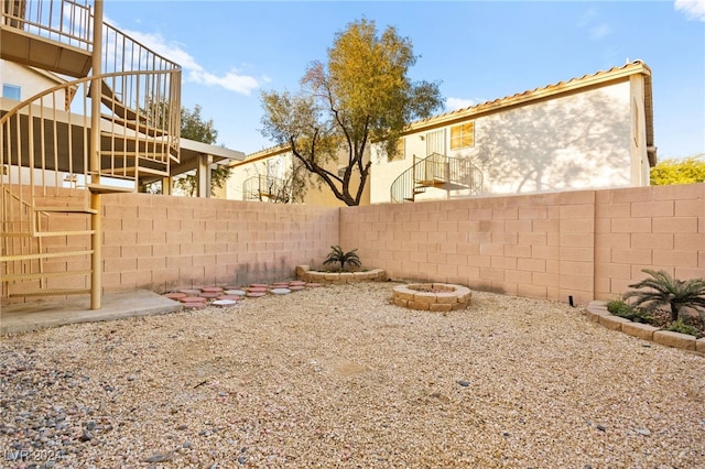 view of yard featuring an outdoor fire pit