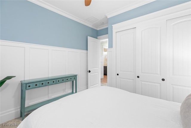 bedroom featuring ceiling fan and crown molding