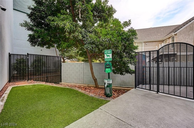 360 E Desert Inn Rd Unit 1402, Las Vegas, NV 89109 - view of yard with a gate