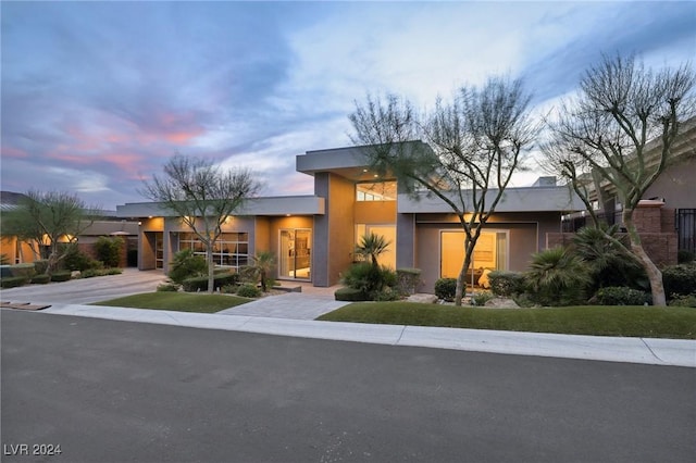 view of front of house featuring a yard