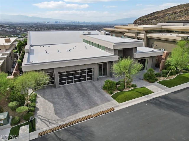 birds eye view of property featuring a mountain view