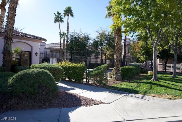 view of property's community featuring a yard