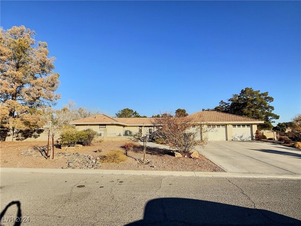 single story home with a garage