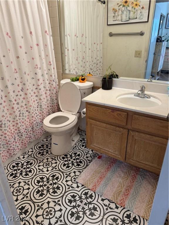 4764 Anchorage St, Las Vegas, NV 89147 - full bath featuring toilet, vanity, tile patterned flooring, and a shower with shower curtain