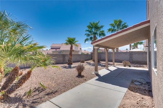 view of yard featuring a patio area