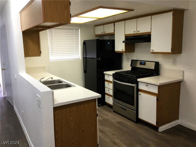 kitchen with stainless steel gas stove, black refrigerator, sink, and dark wood-type flooring