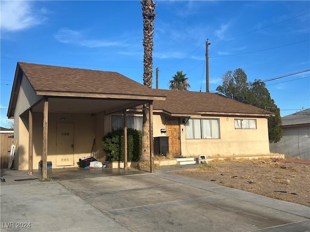 view of front facade with a carport