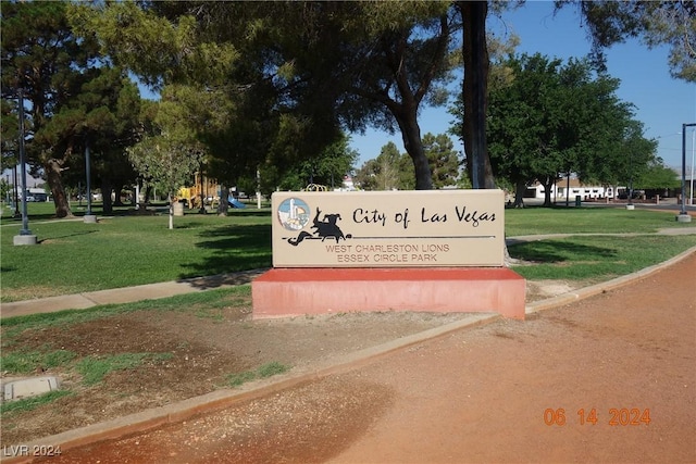 view of property's community featuring a lawn