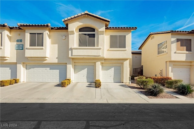 view of front facade featuring a garage