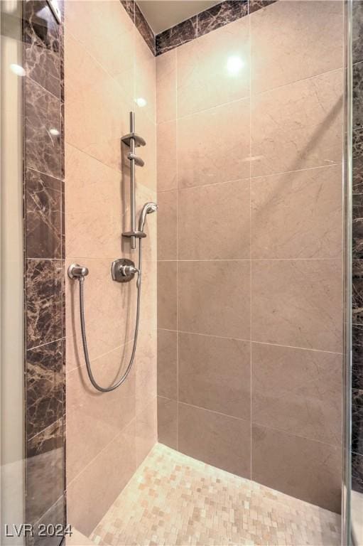 bathroom featuring tiled shower