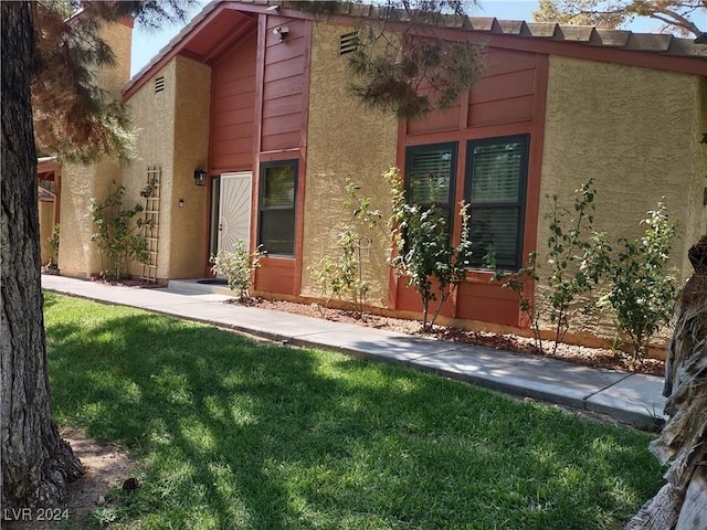 property entrance featuring a yard