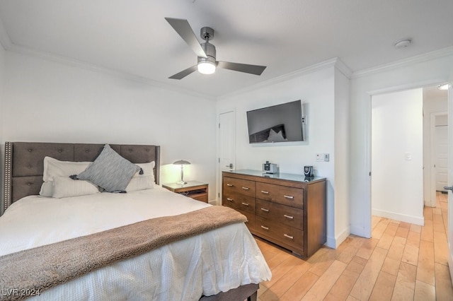 bedroom featuring light hardwood / wood-style floors, ceiling fan, and crown molding