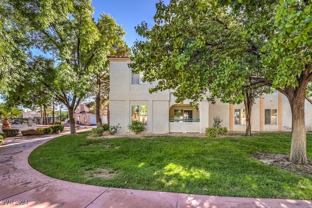 view of front facade with a front yard