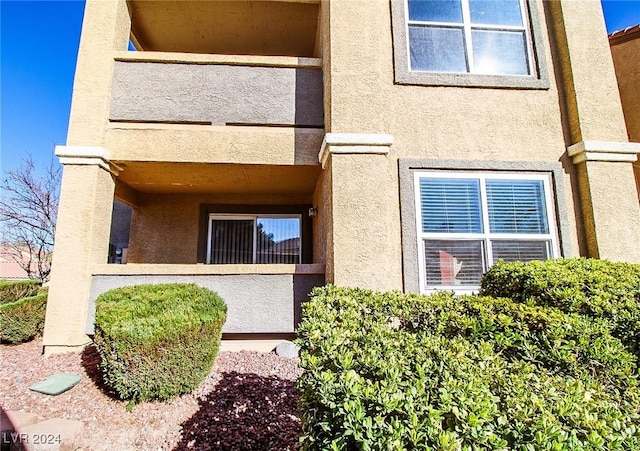 property entrance featuring a balcony