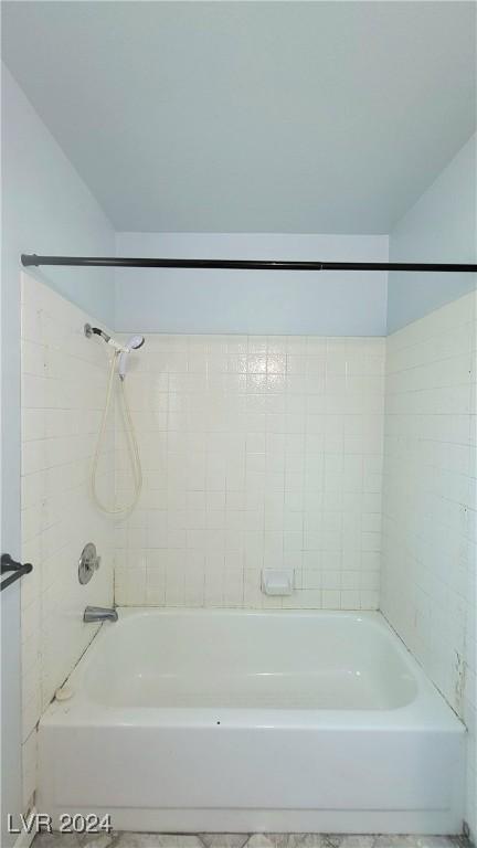 bathroom featuring tiled shower / bath combo