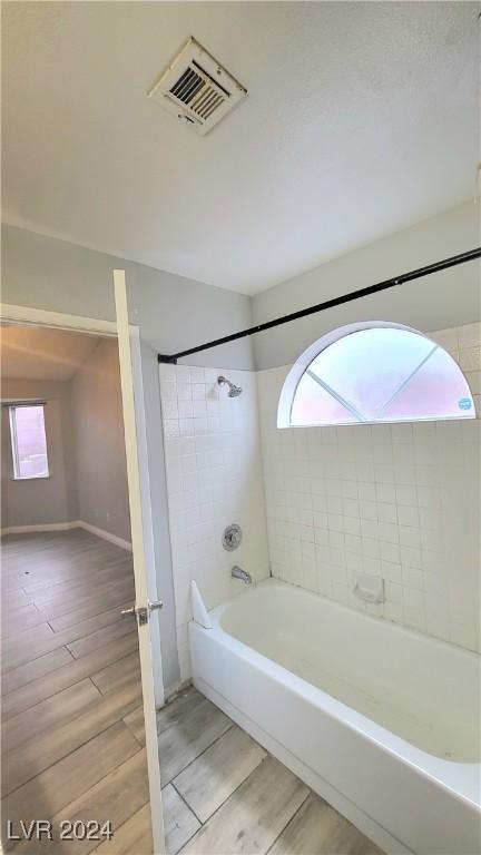 bathroom featuring tiled shower / bath