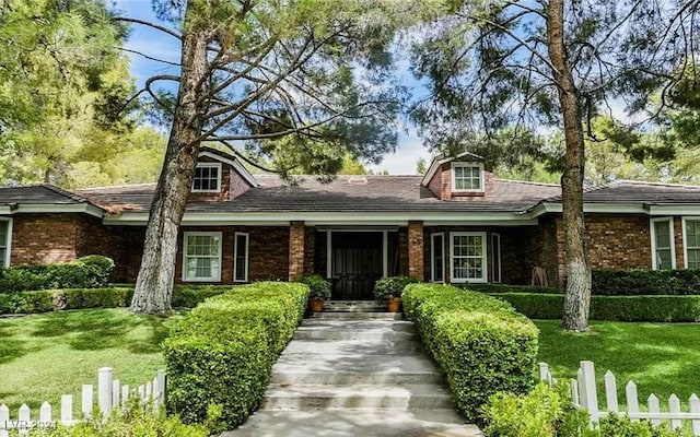 view of front of home featuring a front yard