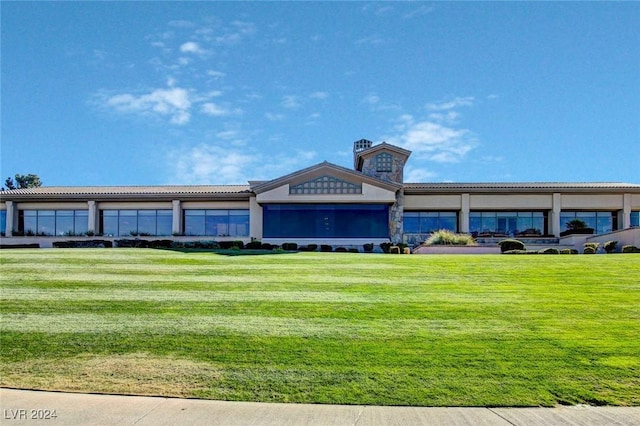 view of front of house featuring a front lawn