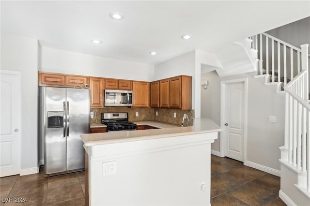 kitchen featuring backsplash, sink, kitchen peninsula, and stainless steel appliances