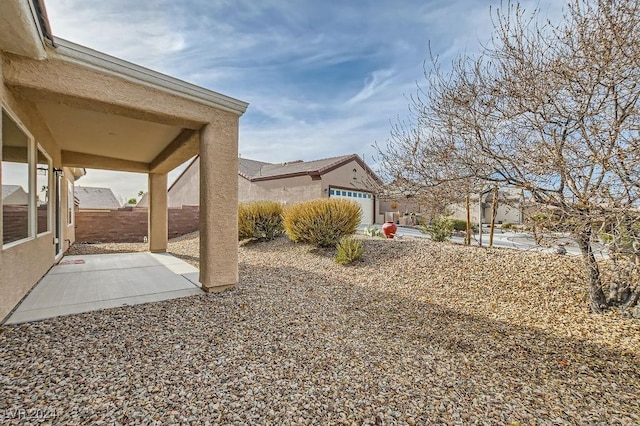 view of yard featuring a patio area