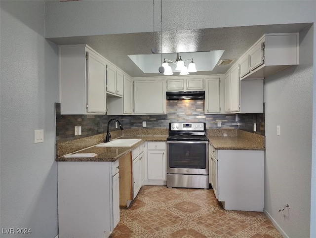 kitchen featuring stainless steel electric stove, decorative backsplash, white cabinetry, and sink