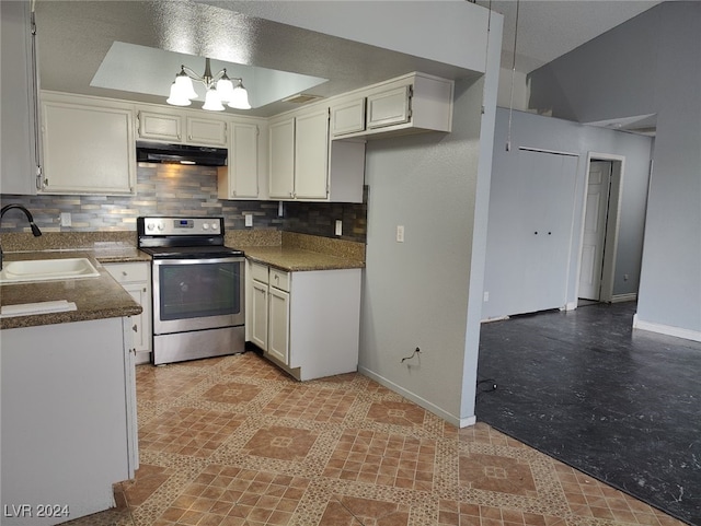 kitchen featuring stainless steel electric range, backsplash, an inviting chandelier, sink, and white cabinetry