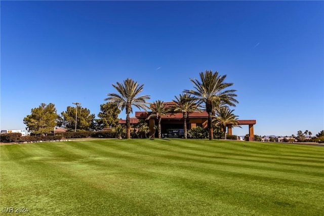 view of property's community featuring a lawn