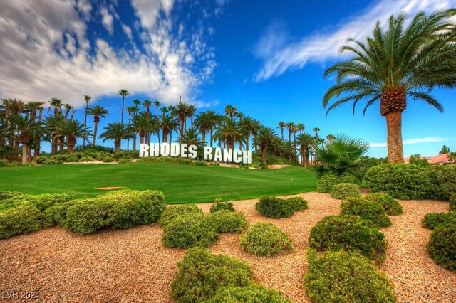 view of property's community featuring a lawn