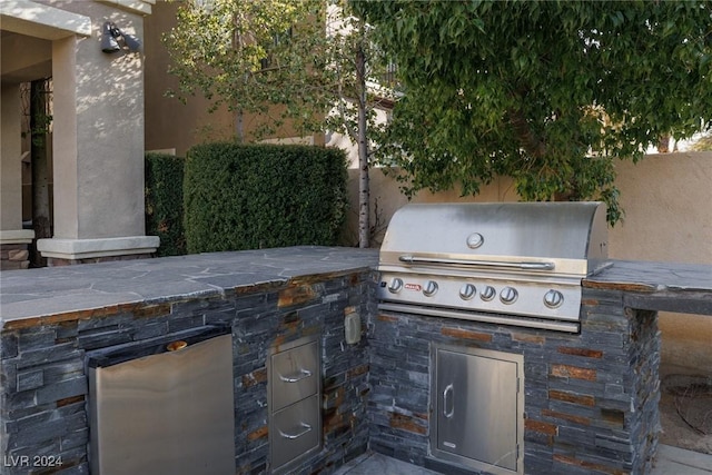 view of patio / terrace featuring an outdoor kitchen and grilling area