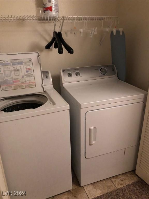 washroom featuring washer and clothes dryer