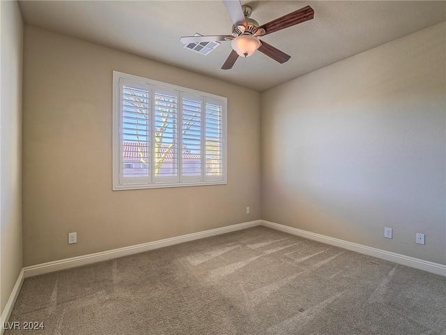 carpeted empty room featuring ceiling fan