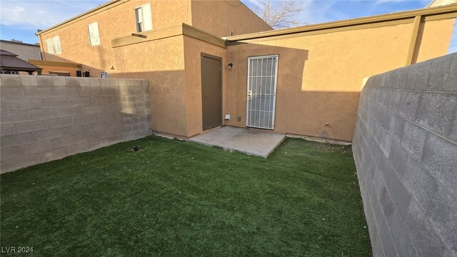 exterior space featuring a lawn