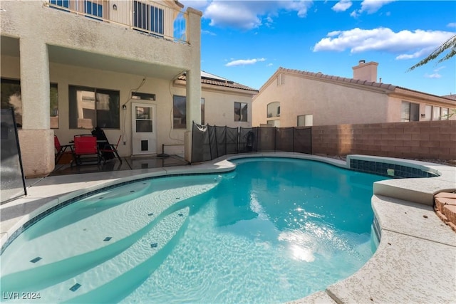 view of swimming pool