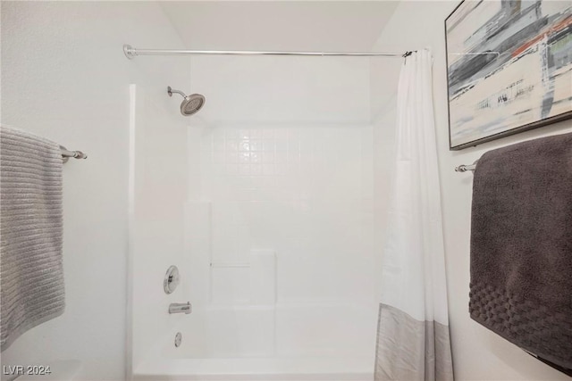 bathroom featuring shower / tub combo