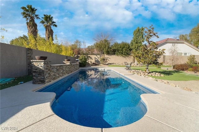 view of swimming pool