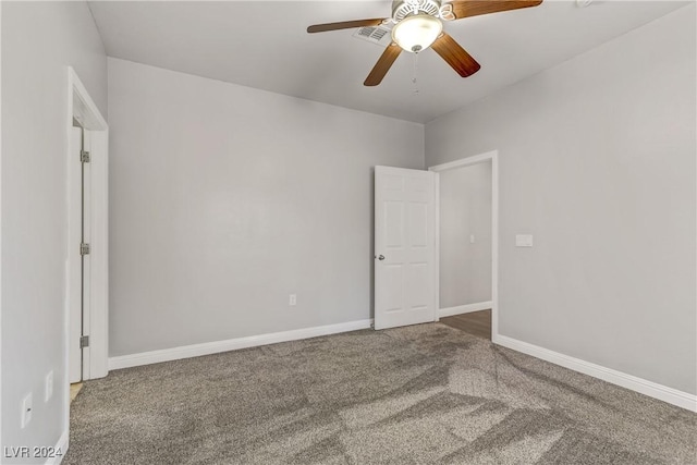 carpeted empty room featuring ceiling fan