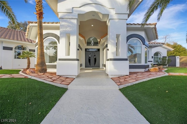 view of front of property featuring a front yard