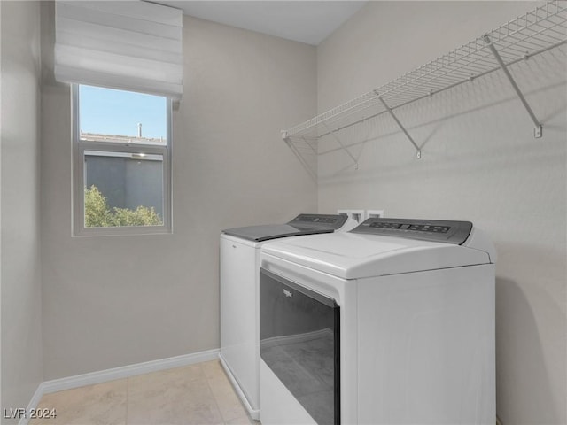 laundry room featuring light tile patterned floors and independent washer and dryer