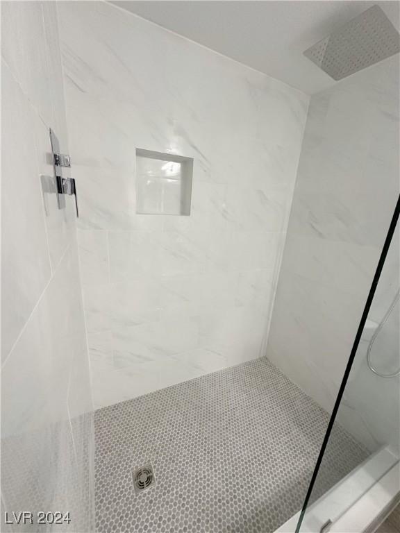 full bath featuring tiled shower