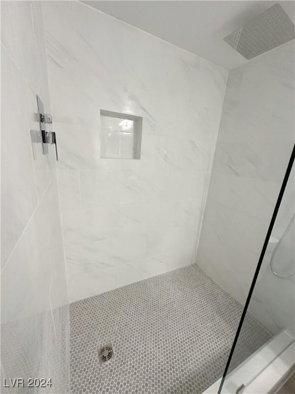 7255 W Sunset Rd Unit 2046, Las Vegas, NV 89113 - bathroom with a tile shower