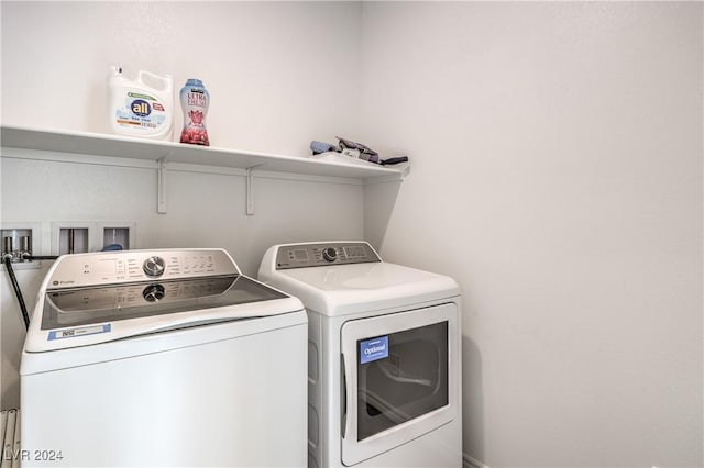 washroom featuring washing machine and clothes dryer