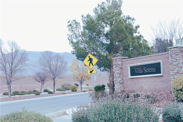 community / neighborhood sign featuring a mountain view