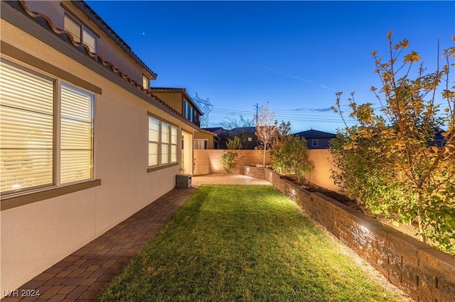 view of yard featuring a patio area